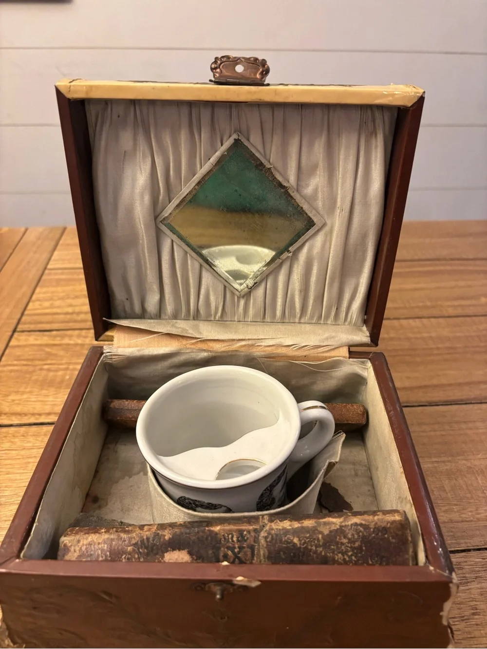Vintage Men's shave Set with Handles and Victoria era box lot